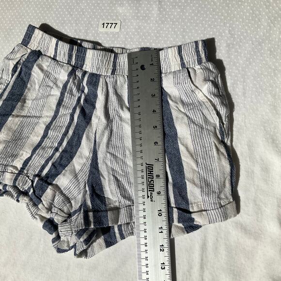 FOREVER 21 Women’s Casual Shorts size S, Stripes Blue & White - Picture 4 of 9